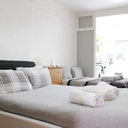 Large Studio Garden Flat On Golders Green Road ロンドン エクステリア 写真