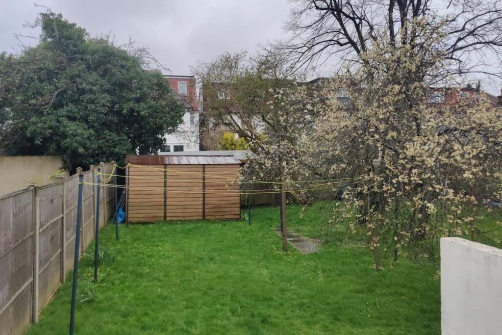 Large Studio Garden Flat On Golders Green Road ロンドン エクステリア 写真