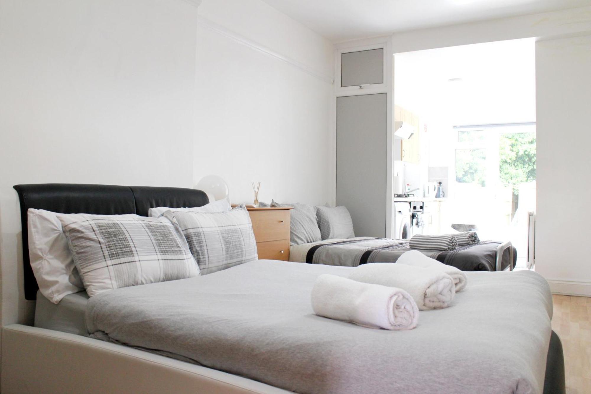 Large Studio Garden Flat On Golders Green Road ロンドン エクステリア 写真