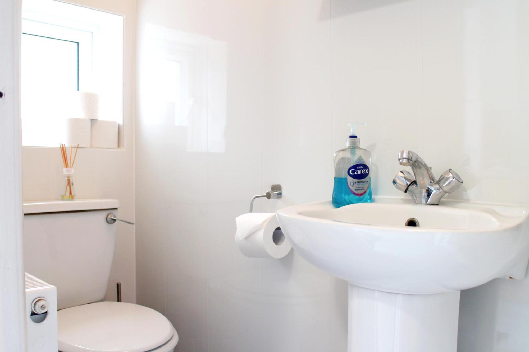Large Studio Garden Flat On Golders Green Road ロンドン エクステリア 写真