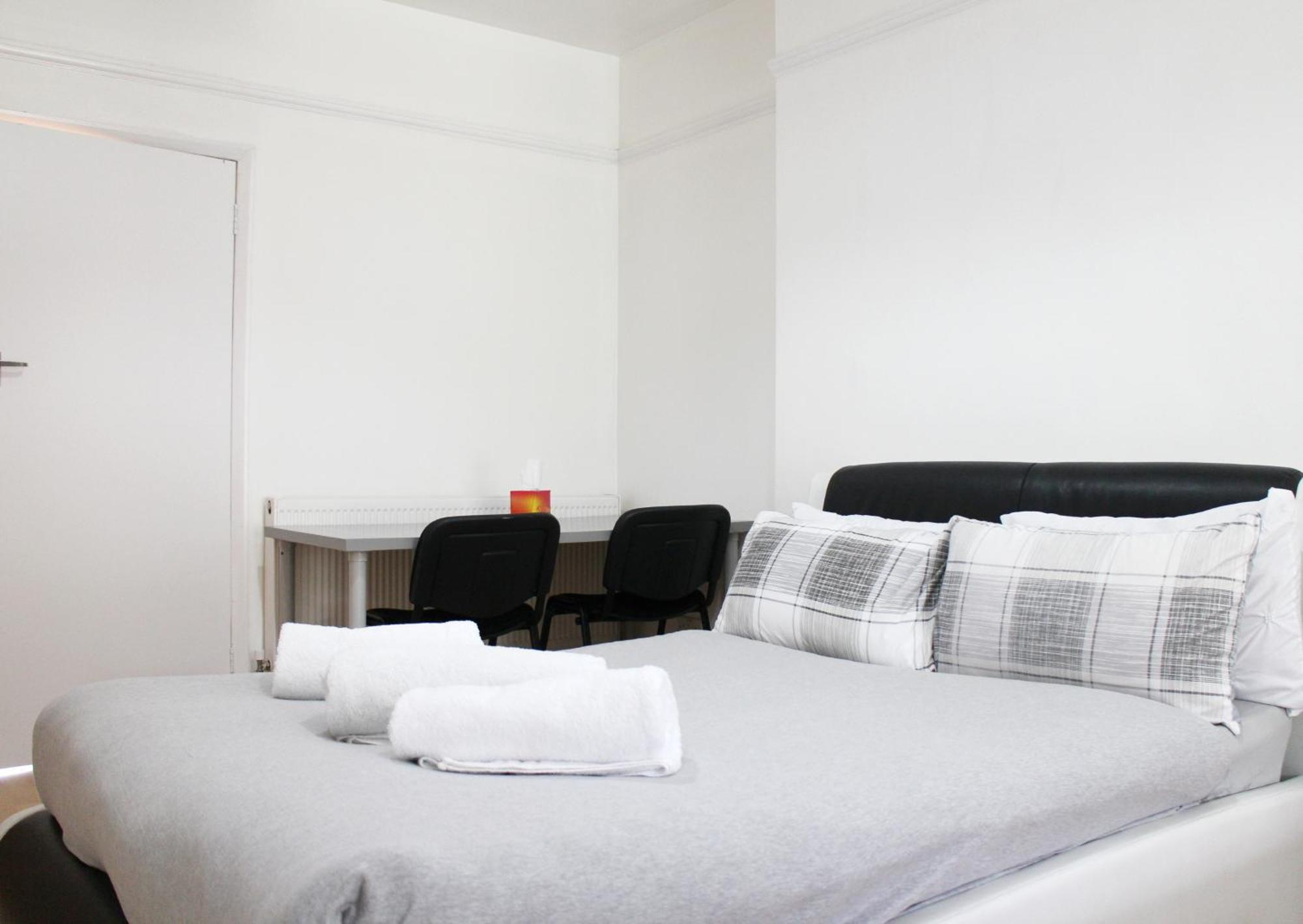 Large Studio Garden Flat On Golders Green Road ロンドン エクステリア 写真