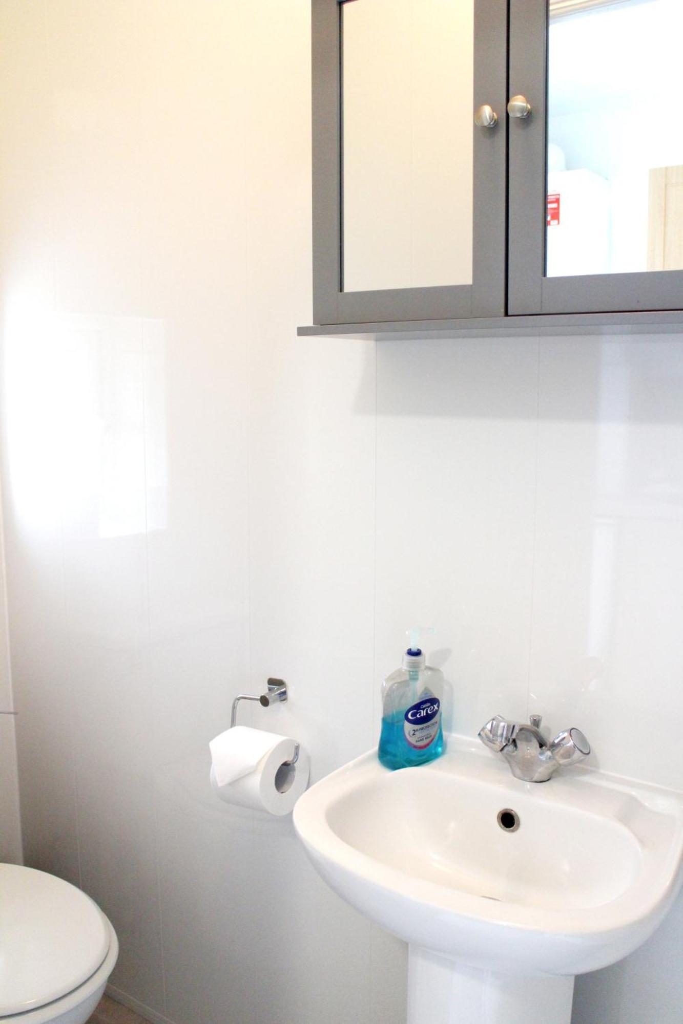 Large Studio Garden Flat On Golders Green Road ロンドン エクステリア 写真