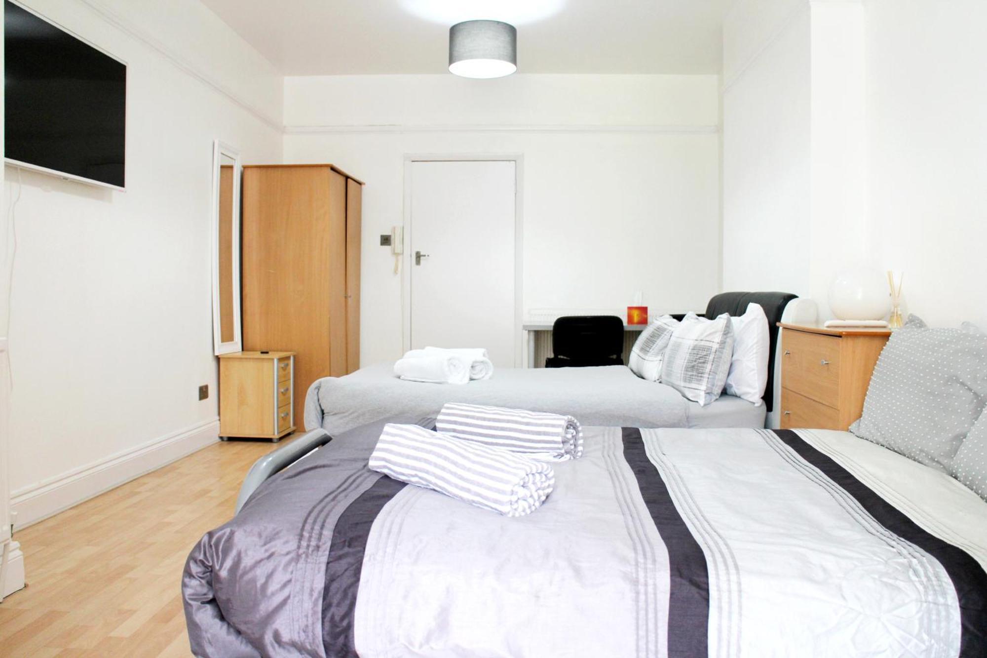 Large Studio Garden Flat On Golders Green Road ロンドン エクステリア 写真