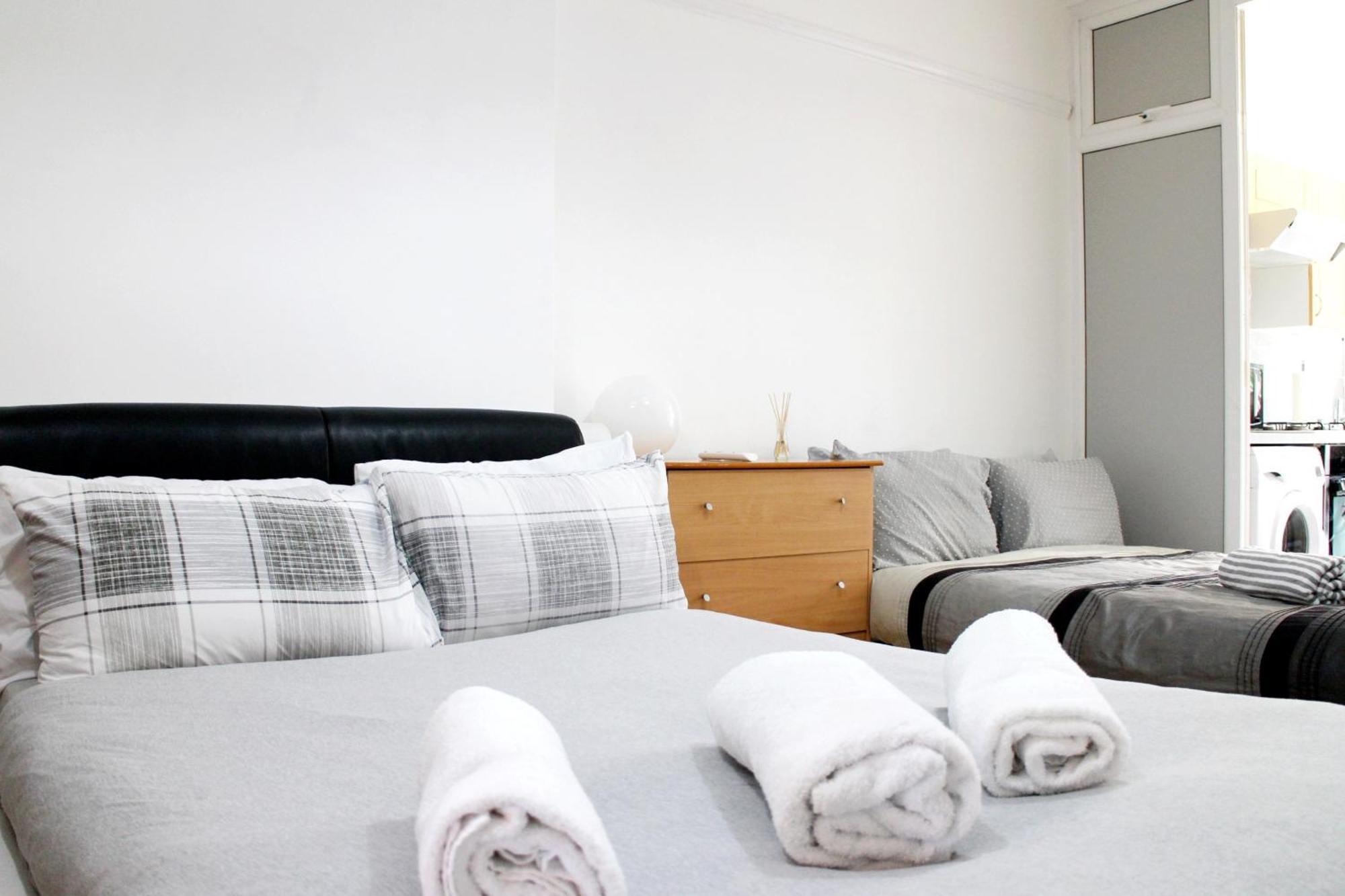 Large Studio Garden Flat On Golders Green Road ロンドン エクステリア 写真