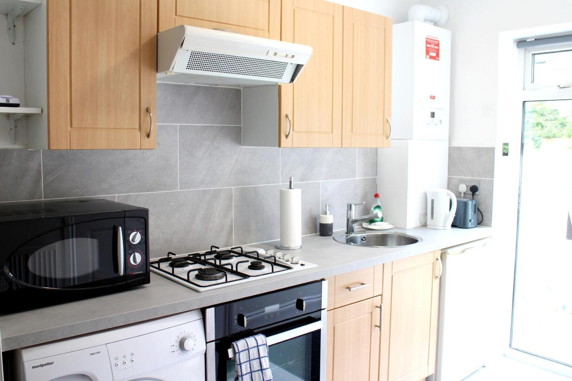 Large Studio Garden Flat On Golders Green Road ロンドン エクステリア 写真