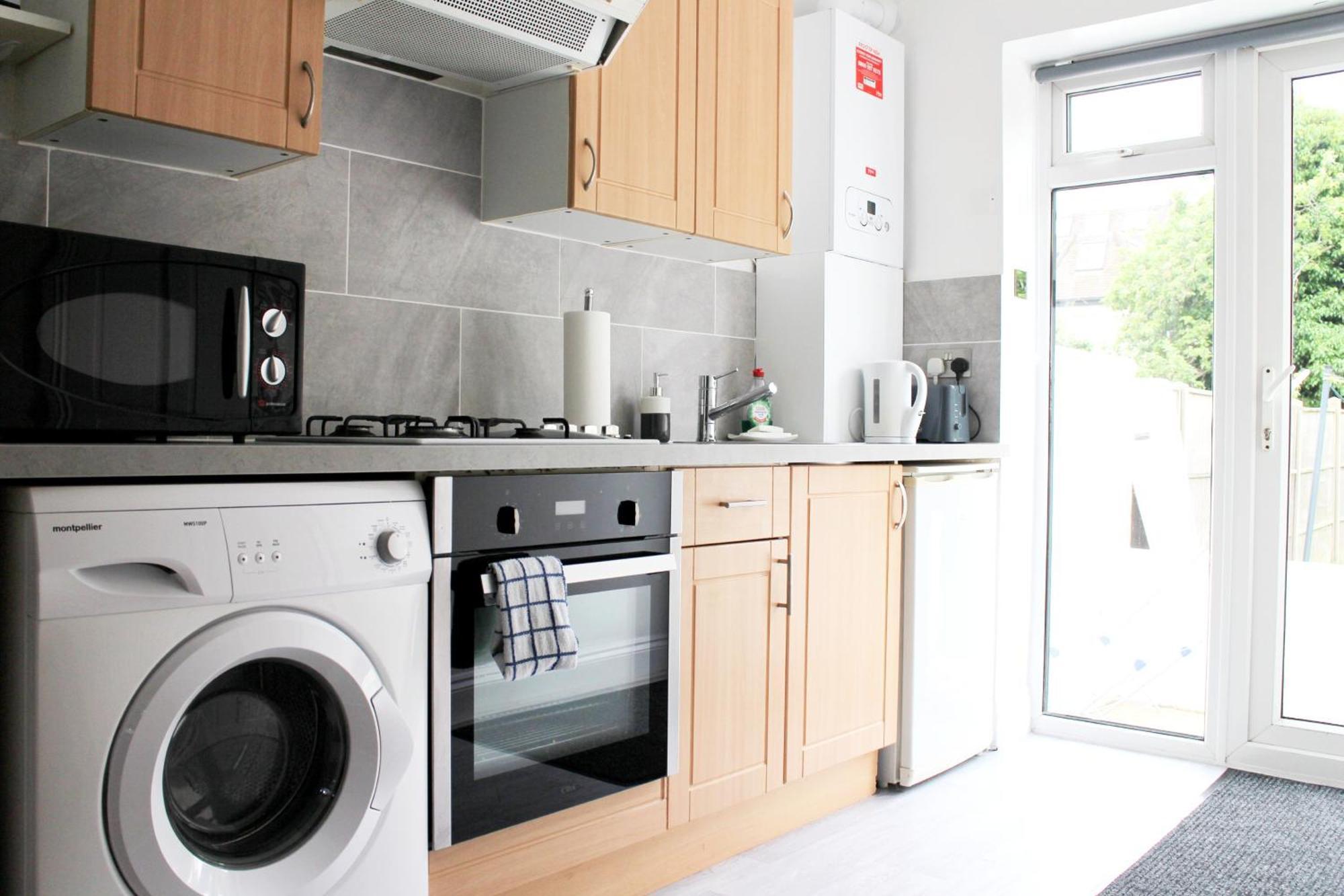 Large Studio Garden Flat On Golders Green Road ロンドン エクステリア 写真