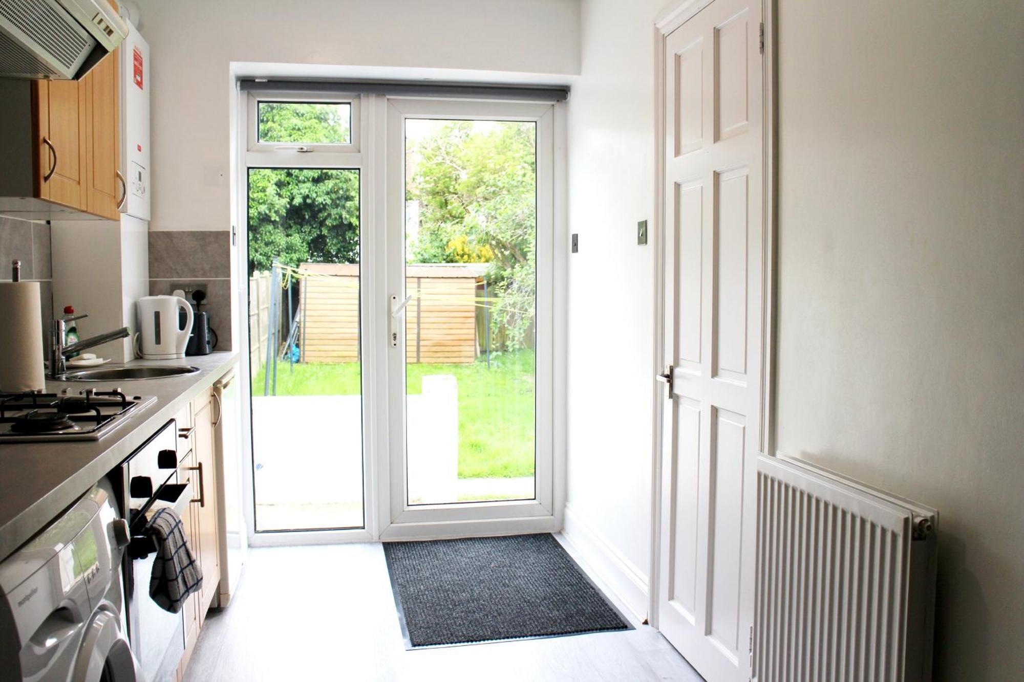 Large Studio Garden Flat On Golders Green Road ロンドン エクステリア 写真